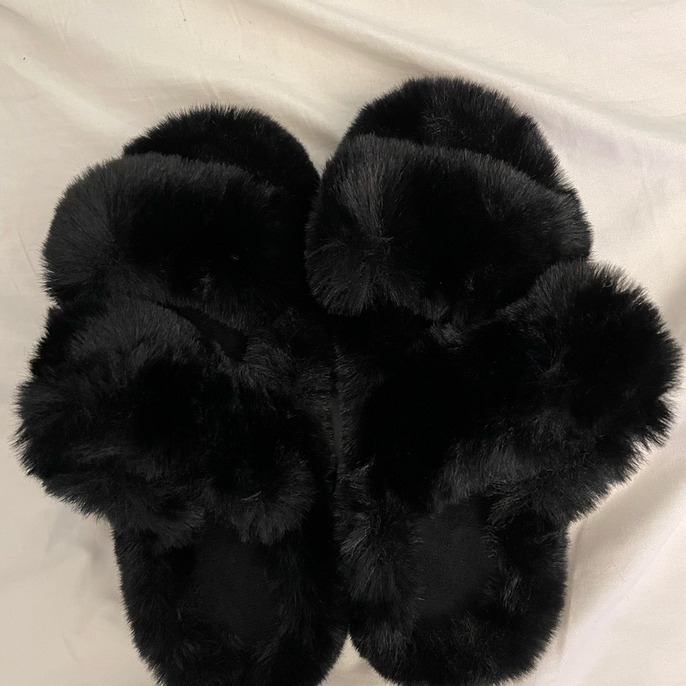 Black fuzzy slippers